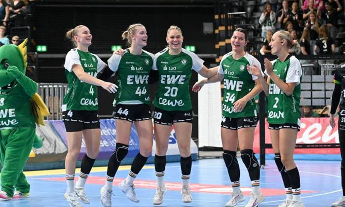Cheers for Toni Reinemann VfL Oldenburg, 4 , Lisa Marie Fragge VfL Oldenburg, 44 , Ariane Pfundstein VfL Oldenburg, 20 , Emma Bächtiger VfL Oldenburg, 34 and Lisa Borutta VfL Oldenburg, 2 VfL Oldenburg vs BSV Sachsen Zwickau, Handballl, ALSCO Handball Bundesliga Women, 1 Matchday, Season 2025 2026, 30 08 2025, VfL Oldenburg vs BSV Sachsen Zwickau, Handballl, ALSCO Handball Bundesliga Women, 1 Matchday, Season 2025 2026, 30 08 2025, Oldenburg Copyright: xEibner-Pressefoto RobertxGertzenx EP_RGN