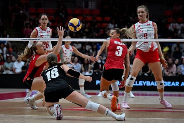 Poland v Belgium - FIVB Women’s World Volleyball Championship BANGKOK, THAILAND - AUGUST 30: Britt Herbots (3) and Britt Rampelberg (18), of Belgium during the FIVB Women s World Volleyball Championship match between Poland and Belgium at Huamark Indoor Stadium in Bangkok, Thailand on August 30, 2025. Mustafa Hatipoglu Anadolu Banghok Thailand. Editorial use only. Please get in touch for any other usage.  Copyright: x2025xAnadoluxMustafaxHatipoglux