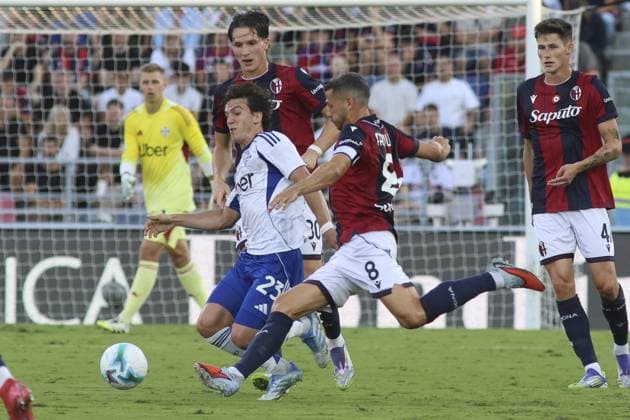 CALCIO - Serie A - Bologna FC vs Como 1907 Remo Freuler of Bologna FC competes for the ball with Maximo Perrone Rodriguez Perrone of Como 1907 during Bologna FC vs Como FC, 2Â° Serie A Enilive 2025-26 game at Renato Dall Ara stadium in Bologna (BO), Italy, on August 30, 2025. Bologna Italy  Copyright: xIPAxSport ABACAx