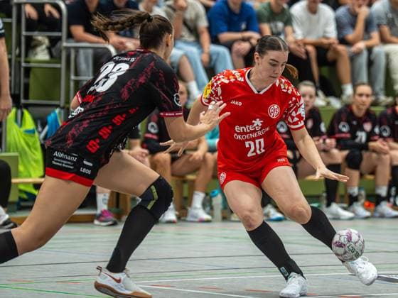 Marleen Kern 1 FSV Mainz 05, 20 in duel with Leonie Dreizler TG Nuertingen, 23 , TG Nuertingen vs 1 FSV Mainz 05, Handball, 2 Bundesliga, Season 2025 2026, 30 08 2025 TG Nuertingen vs 1 FSV Mainz 05, Handball, 2 Bundesliga, Season 2025 2026, 30 08 2025 Nuertingen Copyright: xMichaelxSchmidt Eibner-Pressefotx EP_MST