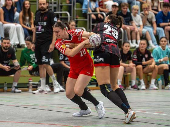 Marleen Kern 1 FSV Mainz 05, 20 in duel with Leonie Dreizler TG Nuertingen, 23 , TG Nuertingen vs 1 FSV Mainz 05, Handball, 2 Bundesliga, Season 2025 2026, 30 08 2025 TG Nuertingen vs 1 FSV Mainz 05, Handball, 2 Bundesliga, Season 2025 2026, 30 08 2025 Nuertingen Copyright: xMichaelxSchmidt Eibner-Pressefotx EP_MST