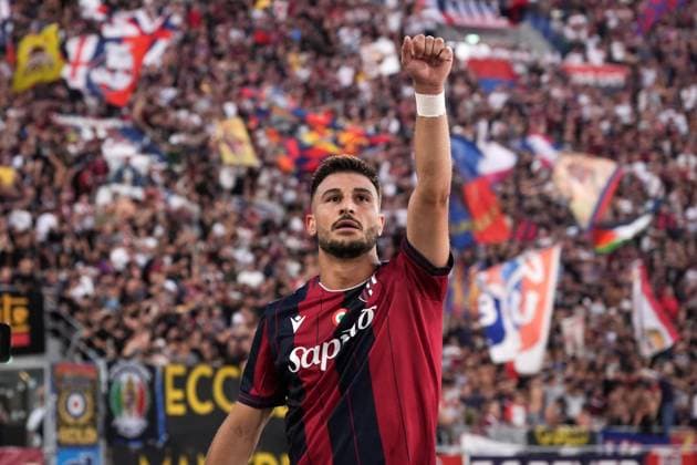 Bologna s Riccardo Orsolini celebrates after scoring the 1-0 goal for his team during the Serie A soccer match between Bologna and Como at the Renato DallÕAra Stadium in Bologna, north Italy - Saturday, August 30, 2025 -  Copyright: xMassimoxPaolone LaPressex