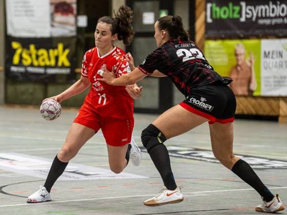 Christine Burgard 1 FSV Mainz 05, 11 in duel with Leonie Dreizler TG Nuertingen, 23 , TG Nuertingen vs 1 FSV Mainz 05, Handball, 2 Bundesliga, Season 2025 2026, 30 08 2025 TG Nuertingen vs 1 FSV Mainz 05, Handball, 2 Bundesliga, Season 2025 2026, 30 08 2025 Nuertingen Copyright: xMichaelxSchmidt Eibner-Pressefotx EP_MST