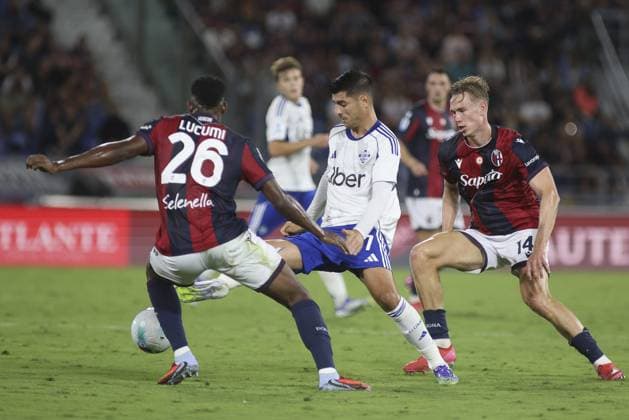 Alvaro Borja Morata Martin Morata of Como 1907 competes for the ball with Jhon Janer Lucumi Bonilla Lucumi of Bologna FC and Torbjorn Lysaker Heggem of Bologna FC during Bologna FC vs Como FC, 2Â° Serie A Enilive 2025-26 game at Renato Dall Ara stadium in Bologna (BO), Italy, on August 30, 2025.  Copyright: xDavidexCasentini IPAxSportx xipa-agency.netx xx IPA_63682713 IPA_Agency_IPA63682713