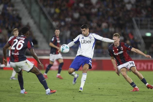 Alvaro Borja Morata Martin Morata of Como 1907 competes for the ball with Jhon Janer Lucumi Bonilla Lucumi of Bologna FC and Torbjorn Lysaker Heggem of Bologna FC during Bologna FC vs Como FC, 2Â° Serie A Enilive 2025-26 game at Renato Dall Ara stadium in Bologna (BO), Italy, on August 30, 2025.  Copyright: xDavidexCasentini IPAxSportx xipa-agency.netx xx IPA_63682738 IPA_Agency_IPA63682738