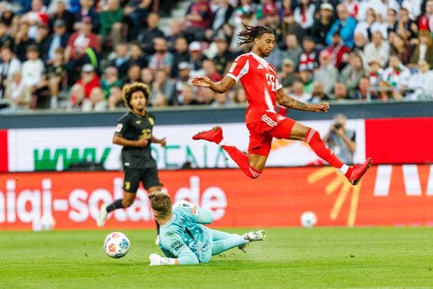 Sport Bilder des Tages Finn Dahmen (1, FC Augsburg) vor Michael Olise (17, FC Bayern München) beim Spiel zwischen FC Augsburg v FC Bayern München, Fußball, Herren, Bundesliga, 2025 2026, 2.Spieltag am 30.08.2025 in Augsburg, WWK-Arena. DFL and DFB regulations prohibit any use of photographs as image sequences and or quasi-video. Bayern Deutschland *** Finn Dahmen 1, FC Augsburg in front of Michael Olise 17, FC Bayern München at the match between FC Augsburg v FC Bayern München, Football, Men, Bundesliga, 2025 2026, 2 Matchday on 30 08 2025 in Augsburg, WWK Arena DFL and DFB regulations prohibit any use of photographs as image sequences and or quasi video Bayern Germany