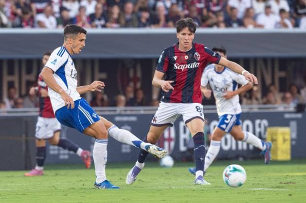 Foto IPP Damiano Fiorentini Bologna 30 08 2025 Calcio campionato serie A 2025-2026 partita: Bologna-Como nella foto: Marc Oliver Kempfi in azione Italy Photo Press World Copyright italy ITALY  Copyright: xR4924_italyphotopressx