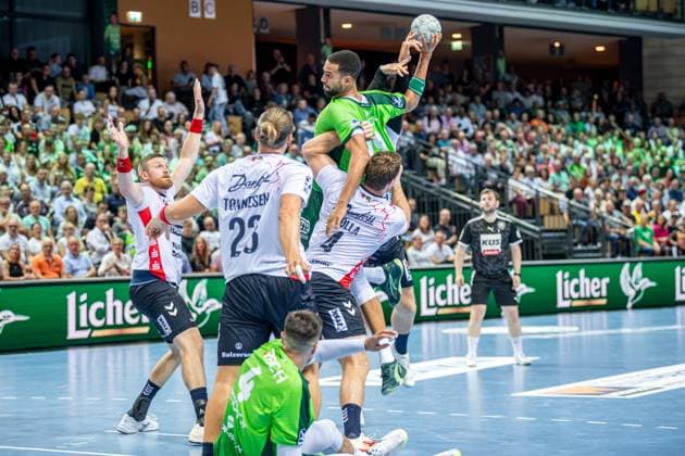 Handball Bundesliga HSG Wetzlar SG Flensburg Handewitt, 30 08 25 Philipp Ahouansou HSG Wetzlar, 19 , Filip Vistorop HSG Wetzlar, 4 , Kent Robin Tønnesen SG Flensburg Handewitt, 23 , Johannes Golla SG Flensburg Handewitt, 4 , Blaž Blagotinöek SG Flensburg Handewitt, 43 Handball Bundesliga HSG Wetzlar SG Flensburg Handewitt Wetzlar, 30 08 25 Copyright: xBEAUTIFULxSPORTS Roeczeyx