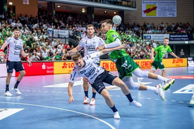 Handball Bundesliga HSG Wetzlar SG Flensburg Handewitt, 30 08 25 Filip Vistorop HSG Wetzlar, 4 , Domen Novak SG Flensburg Handewitt, 63 , Johannes Golla SG Flensburg Handewitt, 4 Handball Bundesliga HSG Wetzlar SG Flensburg Handewitt Wetzlar, 30 08 25 Copyright: xBEAUTIFULxSPORTS Roeczeyx