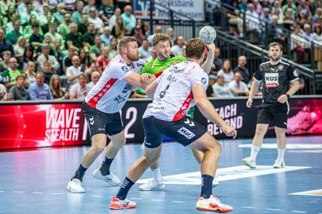 Handball Bundesliga HSG Wetzlar SG Flensburg Handewitt, 30 08 25 Niklas Theiß HSG Wetzlar, 9 , Blaž Blagotinöek SG Flensburg Handewitt, 43 , Johannes Golla SG Flensburg Handewitt, 4 Handball Bundesliga HSG Wetzlar SG Flensburg Handewitt Wetzlar, 30 08 25 Copyright: xBEAUTIFULxSPORTS Roeczeyx