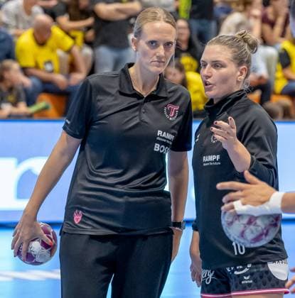Miriam Hirsch Head Coach, TuS Metzingen with Nele Franz Tus Metzingen, 10 GER, Borussia Dortmund vs TuS Metzingen, Handball, ALSCO Womens Bundesliga, Season 2025 2026, 1 Matchday, 30 08 2025 GER, Borussia Dortmund vs TuS Metzingen, Handball, ALSCO Womens Bundesliga, Season 2025 2026, 1 Matchday, 30 08 2025 Dortmund Copyright: xEibner-Pressefoto WolfgangxStummx EP_EER