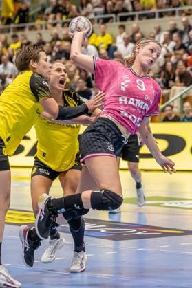 Naina Klein TuS Metzingen, 09 cannot be prevented from throwing here GER, Borussia Dortmund vs TuS Metzingen, Handball, ALSCO Womens Bundesliga, Season 2025 2026, 1 Matchday, 30 08 2025 GER, Borussia Dortmund vs TuS Metzingen, Handball, ALSCO Womens Bundesliga, Season 2025 2026, 1 Matchday, 30 08 2025 Dortmund Copyright: xEibner-Pressefoto WolfgangxStummx EP_EER