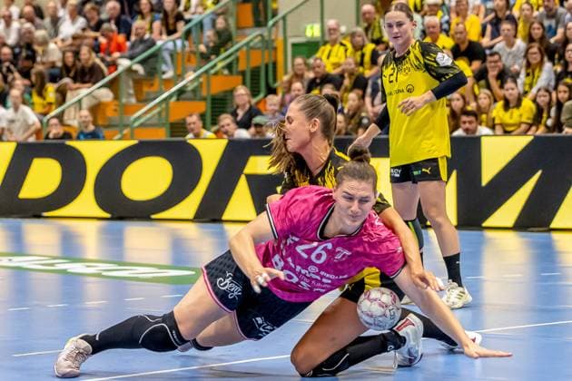 Svenja Huebner TuS Metzingen, 26 is slowed down here by the Dortmund defense GER, Borussia Dortmund vs TuS Metzingen, Handball, ALSCO Womens Bundesliga, Season 2025 2026, 1 Matchday, 30 08 2025 GER, Borussia Dortmund vs TuS Metzingen, Handball, ALSCO Womens Bundesliga, Season 2025 2026, 1 Matchday, 30 08 2025 Dortmund Copyright: xEibner-Pressefoto WolfgangxStummx EP_EER