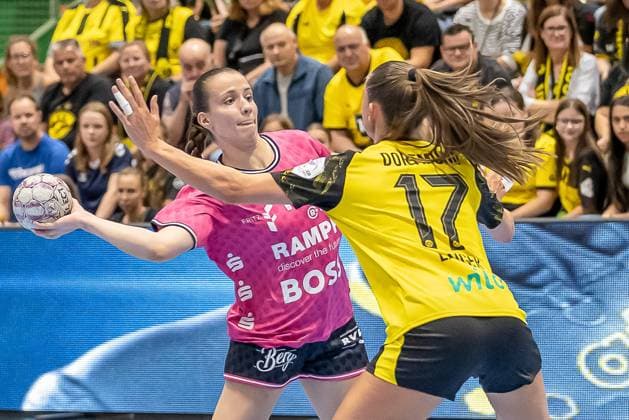 Santina Sabatnig TuS Metzingen, 18 vs Alicia Langer Borussia Dortmund, 17 GER, Borussia Dortmund vs TuS Metzingen, Handball, ALSCO Womens Bundesliga, Season 2025 2026, 1 Matchday, 30 08 2025 GER, Borussia Dortmund vs TuS Metzingen, Handball, ALSCO Womens Bundesliga, Season 2025 2026, 1 Matchday, 30 08 2025 Dortmund Copyright: xEibner-Pressefoto WolfgangxStummx EP_EER
