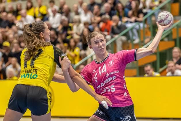 Sport Bilder des Tages Alicia Langer (Borussia Dortmund, 17) gegen Klara Schlegel (TuS Metzingen, 14) GER, Borussia Dortmund vs. TuS Metzingen, Handball, ALSCO Frauen Bundesliga, Saison 2025 2026, 1. Spieltag, 30.08.2025. GER, Borussia Dortmund vs. TuS Metzingen, Handball, ALSCO Frauen Bundesliga, Saison 2025 2026, 1. Spieltag, 30.08.2025. Dortmund *** Alicia Langer Borussia Dortmund, 17 vs Klara Schlegel TuS Metzingen, 14 GER, Borussia Dortmund vs TuS Metzingen, Handball, ALSCO Womens Bundesliga, Season 2025 2026, 1 Matchday, 30 08 2025 GER, Borussia Dortmund vs TuS Metzingen, Handball, ALSCO Womens Bundesliga, Season 2025 2026, 1 Matchday, 30 08 2025 Dortmund Copyright: xEibner-Pressefoto WolfgangxStummx EP_EER
