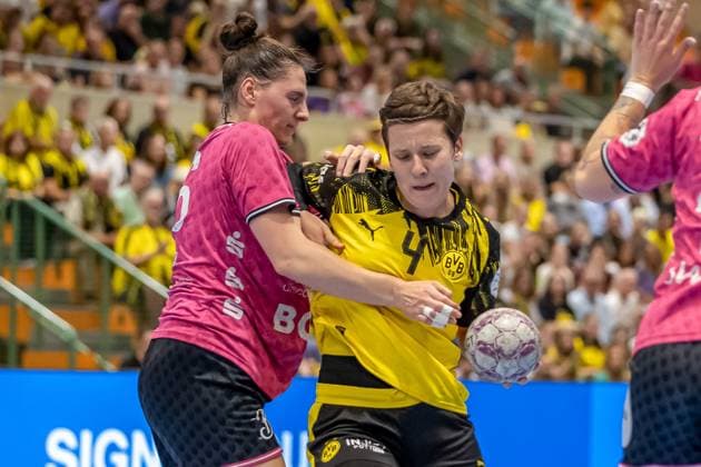 Svenja Huebner TuS Metzingen, 26 vs Alina Grijseels Borussia Dortmund, 04 GER, Borussia Dortmund vs TuS Metzingen, Handball, ALSCO Womens Bundesliga, Season 2025 2026, 1 Matchday, 30 08 2025 GER, Borussia Dortmund vs TuS Metzingen, Handball, ALSCO Womens Bundesliga, Season 2025 2026, 1 Matchday, 30 08 2025 Dortmund Copyright: xEibner-Pressefoto WolfgangxStummx EP_EER