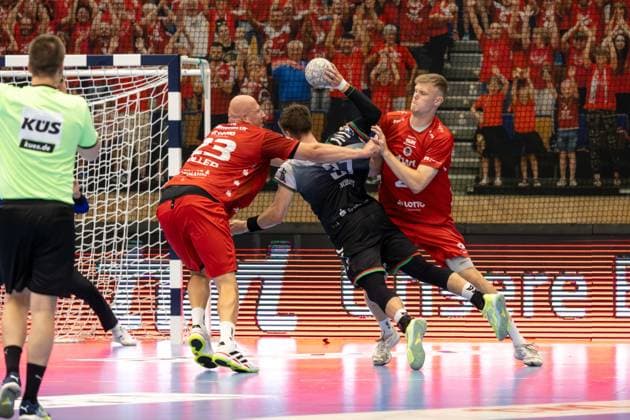 Bild: Die Ludwigshafener Defensive um Lars Röller (23) und Friedrich Schmitt (29) nimmt Max Neuhaus (37, Essen) in die Mangel