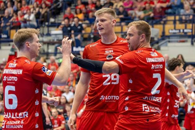 Riesenfreude bei Ludwigshafen nach zwischenzeitlichem 11-Punkte-Vorsprung. Im Bild Tim Schaller (6), Friedrich Schmitt (29) und Frederic Stüber (2)