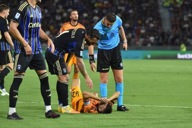 CALCIO - Serie A - Pisa SC vs AS Roma Stephan El Shaarawy (Roma) injury during Pisa SC vs AS Roma, Italian soccer Serie A match in Pisa, Italy, August 30 2025 Pisa Italy  Copyright: xIPAxSport ABACAx