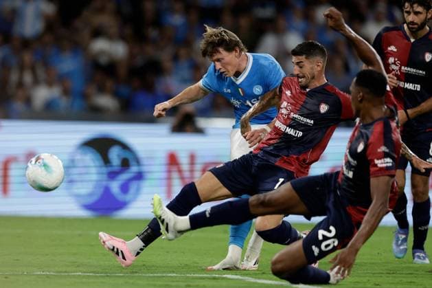 CALCIO - Serie A - SSC Napoli vs Cagliari Calcio Scott McTominay of SSC Napoli challenges for the ball with Cagliari s Italian midfielder Alessandro Deiola during the Serie A football match between SSC Napoli vs Cagliari at the Diego Armando Maradona Stadium in Naples, southern Italy, on August 30, 2025. Naples Italy  Copyright: xIPAxSport ABACAx