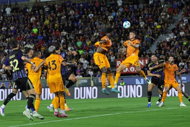 Pisa S.C. v AS Roma - Campionato Serie A TIM Gianluca Mancini of AS Roma controls the ball during the Italian Serie A football match between Pisa S.C. and AS Roma ,on August 30,2025 at the Arena Garibaldi-Romeo Anconetani stadium in Pisa. Pisa PI Italy  Copyright: xAndreaxMartinix originalFilename:martini-pisascva250830_npnJb.jpg