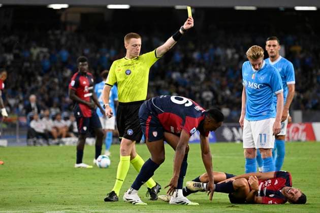 August 30, 2025, Napoli, Italy: Referee Kevin Bonacina shows the yellow card to Napoli™s midfielder Kevin De Bruyne during the Italian Serie A soccer match SSC Napoli vs Cagliari Calcio at Diego Armando Maradona Stadium in Naples, Italy, 30 August 2025. ANSA CIRO FUSCO Serie A -Napoli Vs Cagliari  - ZUMAa110 20250830_zaf_a110_108 Copyright: xCiroxFuscox