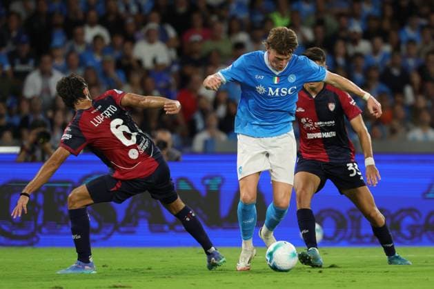 Napoli s Scott McTominay during the Serie A soccer match between Napoli and Cagliari at the Diego Armando Maradona Stadium in Naples, southern italy - Saturday , August 30 , 2025. - Soccer .  Copyright: xAlessandroxGarofalo LaPressex