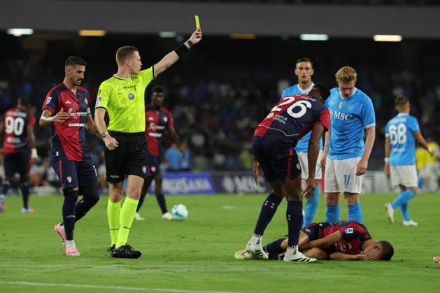 Napoli™s Kevin De Bruyne yellow card during the Serie A soccer match between Napoli and Cagliari at the Diego Armando Maradona Stadium in Naples, southern italy - Saturday , August 30 , 2025. - Soccer .  Copyright: xAlessandroxGarofalo LaPressex