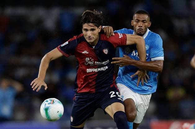 CALCIO - Serie A - SSC Napoli vs Cagliari Calcio Cagliari s Italian forward Gennaro Borrelli challenges for the ball with Juan Jesus of SSC Napoli during the Serie A football match between SSC Napoli vs Cagliari at the Diego Armando Maradona Stadium in Naples, southern Italy, on August 30, 2025. Naples Italy  Copyright: xIPAxSport ABACAx