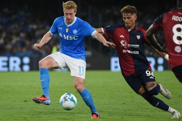 CALCIO - Serie A - SSC Napoli vs Cagliari Calcio Kevin De Bruyne of SSC Napoli competes for the ball with during the Serie A Enilive between SSC Napoli vs Hellas Verona FC at Diego Armando Maradona Stadium Naples Italy  Copyright: xIPAxSport ABACAx