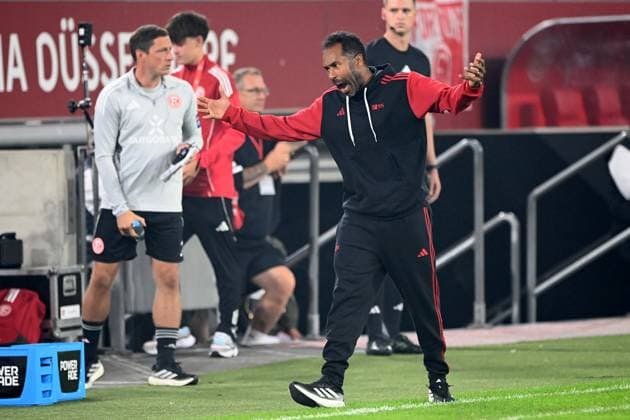 Trainer Daniel THIOUNE (D) Gestik, gestikuliert, Fussball 2. Bundesliga, 4. Spieltag, Fortuna Duesseldorf (D) - Karlsruher SC (KA) 0-0 am 30.08.2025 in der Merkur Spiel Arena Duesseldorf Deutschland. DFL regulations prohibit any use of photographs as image sequences and or quasi-video Â *** Coach Daniel THIOUNE D Gestures, gestures, Soccer 2 Bundesliga, Matchday 4, Fortuna Duesseldorf D Karlsruher SC KA 0 0 on 30 08 2025 at Merkur Spiel Arena Duesseldorf Germany DFL regulations prohibit any use of photographs as image sequences and or quasi video Â
