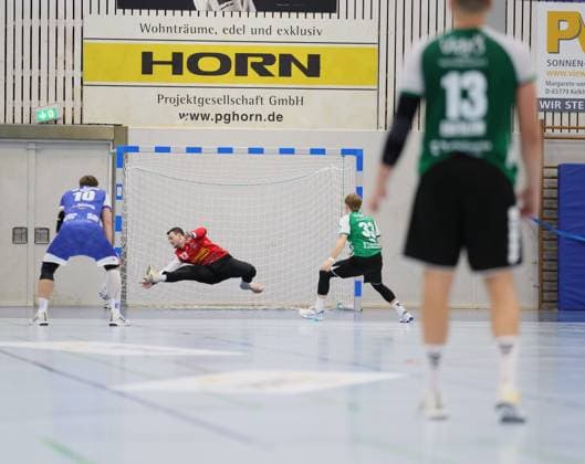 Germany Kelkheim Münster 30 08 2025 Handball Hessen 3 Liga Staffel Süd West Herren Saison 2025 2026 2 Spieltag TSG Münster blue HG Saarlouis green v l Goalkeeper Fin Welkenbach TSG Münster 23 , Elyas Noh HG Saarlouis 33 Sport TSG Münster HG Saarlouis