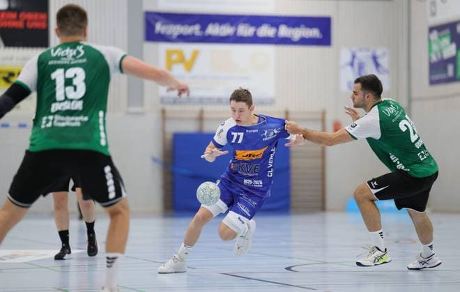 Germany Kelkheim Münster 30 08 2025 Handball Hessen 3 Liga Staffel Süd West Herren Saison 2025 2026 2 Spieltag TSG Münster blue HG Saarlouis green v l Lars Zelser TSG Münster 77 , Muhamet Durmishi HG Saarlouis 24 Sport TSG Münster HG Saarlouis