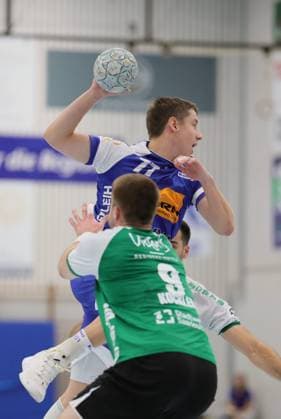 Germany Kelkheim Münster 30 08 2025 Handball Hessen 3 Liga Staffel Süd West Herren Saison 2025 2026 2 Spieltag TSG Münster blue HG Saarlouis green v l Philipp Kockler HG Saarlouis 9 , Lars Zelser TSG Münster 77 Sport TSG Münster HG Saarlouis