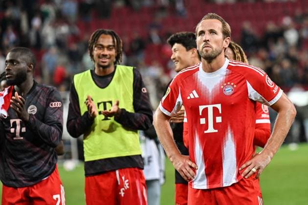 Bundesliga FC Augsburg FC Bayern Munich 30 08 2025 The players of FC Bayern celebrate the victory in Augsburg Bundesliga FC Augsburg FC Bayern Munich WWK Arena on 30 08 2025 DFL REGULATIONS PROHIBIT ANY USE OF PHOTOGRAPHS AS IMAGE SEQUENCES AND OR QUASI VIDEO Jonah KUSI ASARE FC Bayern Muenchen 41 , Harry KANE FC Bayern Muenchen 9 Copyright: xBEAUTIFULxSPORTS Goldbergx
