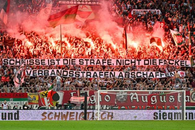 GER, Bayern, Augsburg, Fussball, FC Augsburg - FC Bayern Muenchen, in der WWK Arena, Augsburg, 2. Spieltag, 30.08.25, v.l. FC Augsburg Ultras, Legio Augusta, Scheisse ist die Strafe, nicht die Fackel, Verbandsstrafen Abschaffen, Banner, Pyro, Feuerwerkskoerper, Fankurve DFL DFB regulations prohibit any use of photographs as image sequences and or quasi-video, *** GER, Bayern, Augsburg, Fußball, FC Augsburg FC Bayern Muenchen, in der WWK Arena, Augsburg, 2 Spieltag, 30 08 25, v l FC Augsburg Ultras, Legio Augusta, Scheisse ist die Strafe, nicht die Fackel, Verbandsstrafen Abschaffen, Banner, Pyro, Feuerwerkskoerper, Fankurve DFL DFB regulations prohibit any use of photographs as image sequences and or quasi video, Copyright: HMB-Media MichaelxNibel