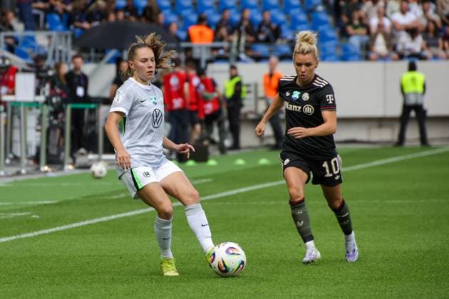30 08 2025, xgrfx, Football DFB Supercup Women 2025, FC Bayern München VfL Wolfsburg v l Janou Levels VfL Wolfsburg , Linda Dallmann FC Bayern München DFL DFB REGULATIONS PROHIBIT ANY USE OF PHOTOGRAPHS as IMAGE SEQUENCES and or QUASI VIDEO Karlsruhe