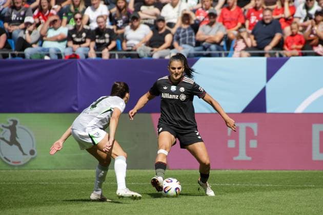 30 08 2025, xgrfx, Football DFB Supercup Women 2025, FC Bayern München VfL Wolfsburg v l Joelle Wedemeyer VfL Wolfsburg , Jovana Damnjanovic FC Bayern München DFL DFB REGULATIONS PROHIBIT ANY USE OF PHOTOGRAPHS as IMAGE SEQUENCES and or QUASI VIDEO Karlsruhe