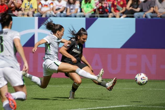 30 08 2025, xgrfx, Football DFB Supercup Women 2025, FC Bayern München VfL Wolfsburg v l Joelle Wedemeyer VfL Wolfsburg , Jovana Damnjanovic FC Bayern München DFL DFB REGULATIONS PROHIBIT ANY USE OF PHOTOGRAPHS as IMAGE SEQUENCES and or QUASI VIDEO Karlsruhe