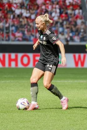 30 08 2025, xgrfx, Football DFB Supercup Women 2025, FC Bayern München VfL Wolfsburg v l Lea Schüller FC Bayern München DFL DFB REGULATIONS PROHIBIT ANY USE OF PHOTOGRAPHS as IMAGE SEQUENCES and or QUASI VIDEO Karlsruhe