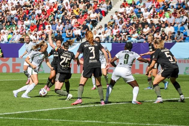 30 08 2025, xgrfx, Football DFB Supercup Women 2025, FC Bayern Munich VfL Wolfsburg v l Vivien Endemann VfL Wolfsburg , Sarah Zadrazil FC Bayern Munich , Lineth Beerensteyn VfL Wolfsburg , Magdalena Eriksson FC Bayern Munich DFL DFB REGULATIONS PROHIBIT ANY USE OF PHOTOGRAPHS as IMAGE SEQUENCES and or QUASI VIDEO Karlsruhe