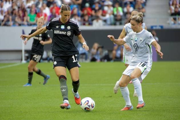 30 08 2025, xgrfx, Football DFB Supercup Women 2025, FC Bayern München VfL Wolfsburg v l Klara Bühl FC Bayern München , Svenja Huth VfL Wolfsburg DFL DFB REGULATIONS PROHIBIT ANY USE OF PHOTOGRAPHS as IMAGE SEQUENCES and or QUASI VIDEO Karlsruhe