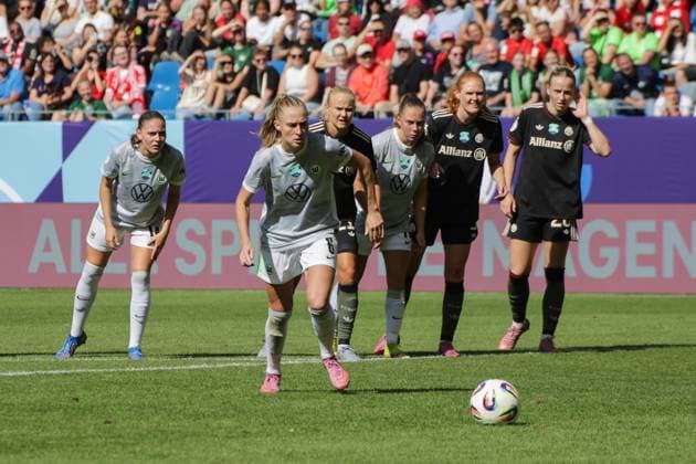 30 08 2025, xgrfx, Football DFB Supercup Women 2025, FC Bayern München VfL Wolfsburg v l Tor, Janina Minge VfL Wolfsburg DFL DFB REGULATIONS PROHIBIT ANY USE OF PHOTOGRAPHS as IMAGE SEQUENCES and or QUASI VIDEO Karlsruhe