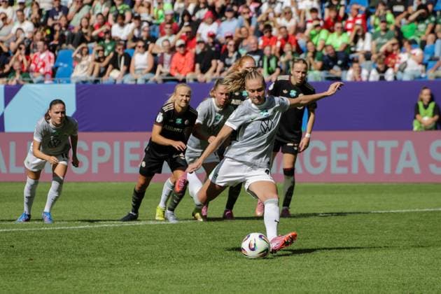 30 08 2025, xgrfx, Football DFB Supercup Women 2025, FC Bayern München VfL Wolfsburg v l Tor, Janina Minge VfL Wolfsburg DFL DFB REGULATIONS PROHIBIT ANY USE OF PHOTOGRAPHS as IMAGE SEQUENCES and or QUASI VIDEO Karlsruhe