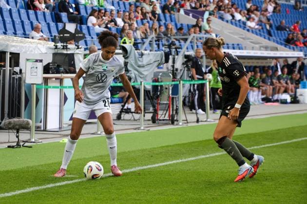 30 08 2025, xgrfx, Football DFB Supercup Women 2025, FC Bayern München VfL Wolfsburg v l Cora Zicai VfL Wolfsburg , Klara Bühl FC Bayern München DFL DFB REGULATIONS PROHIBIT ANY USE OF PHOTOGRAPHS as IMAGE SEQUENCES and or QUASI VIDEO Karlsruhe