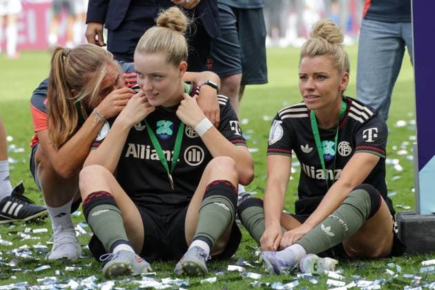 30 08 2025, xgrfx, Football DFB Supercup Women 2025, FC Bayern München VfL Wolfsburg v l Alara Sehitler, Linda Dallmann FC Bayern München DFL DFB REGULATIONS PROHIBIT ANY USE OF PHOTOGRAPHS as IMAGE SEQUENCES and or QUASI VIDEO Karlsruhe