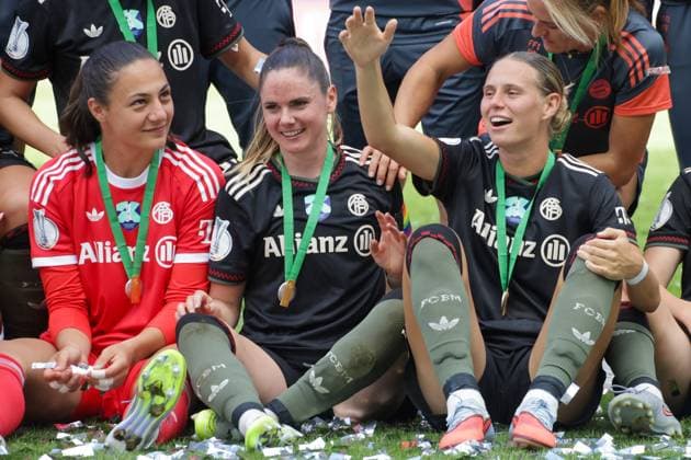 30 08 2025, xgrfx, Football DFB Supercup Women 2025, FC Bayern München VfL Wolfsburg v l Mala Grohs, Sarah Zadrazil, Klara Bühl FC Bayern München DFL DFB REGULATIONS PROHIBIT ANY USE OF PHOTOGRAPHS as IMAGE SEQUENCES and or QUASI VIDEO Karlsruhe