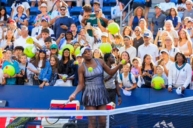 August 30, 2025, Flushing Meadows, New York, USA: Leylah Fernandez Venus Williams hit autographed balls to fans to celebrate after winning their doubles match against Ulrikke Eikeri Eri Hozumi on Day 7 of the 2025 US Open at USTA Billie Jean King National Tennis Center on Saturday August 30, 2025 in the Flushing neighborhood of the Queens borough of New York City. JAVIER ROJAS PI Flushing Meadows USA - ZUMAp124 20250830_zaa_p124_108 Copyright: xJavierxRojasx