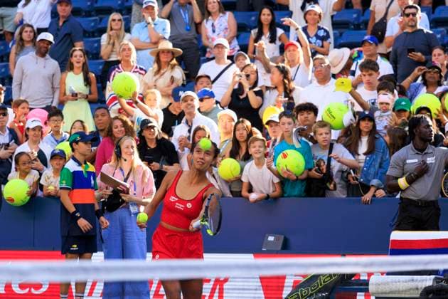 August 30, 2025, Flushing Meadows, New York, USA: Leylah Fernandez Venus Williams hit autographed balls to fans to celebrate after winning their doubles match against Ulrikke Eikeri Eri Hozumi on Day 7 of the 2025 US Open at USTA Billie Jean King National Tennis Center on Saturday August 30, 2025 in the Flushing neighborhood of the Queens borough of New York City. JAVIER ROJAS PI Flushing Meadows USA - ZUMAp124 20250830_zaa_p124_107 Copyright: xJavierxRojasx