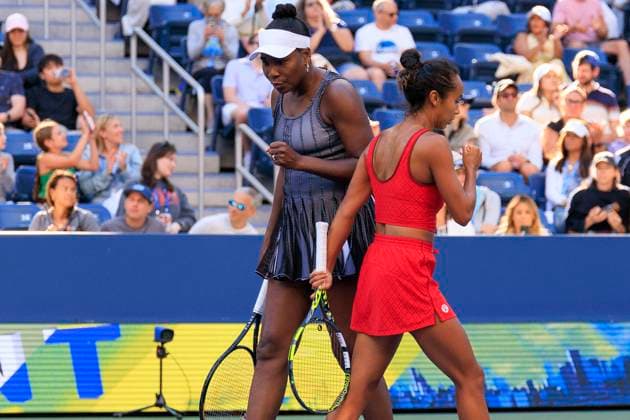 August 30, 2025, Flushing Meadows, New York, USA: Leylah Fernandez Venus Williams talk strategy during a doubles match against Ulrikke Eikeri Eri Hozumi on Day 7 of the 2025 US Open at USTA Billie Jean King National Tennis Center on Saturday August 30, 2025 in the Flushing neighborhood of the Queens borough of New York City. JAVIER ROJAS PI Flushing Meadows USA - ZUMAp124 20250830_zaa_p124_099 Copyright: xJavierxRojasx